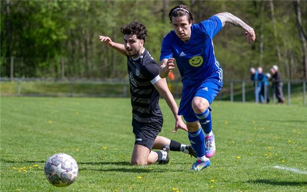 Zu früh wieder im Punktspieleinsatz: Onur Kaya (links) im Duell mit Hildrizhausens Lukas Frolik. GB-Foto: Eibner/Kunz
