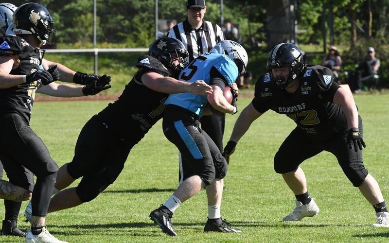 Zu oft hatten die Kornwestheimer Angreifer zu viel Platz: Hier greift die Bondorfer Defense zu. GB-Foto: Schittenhelm