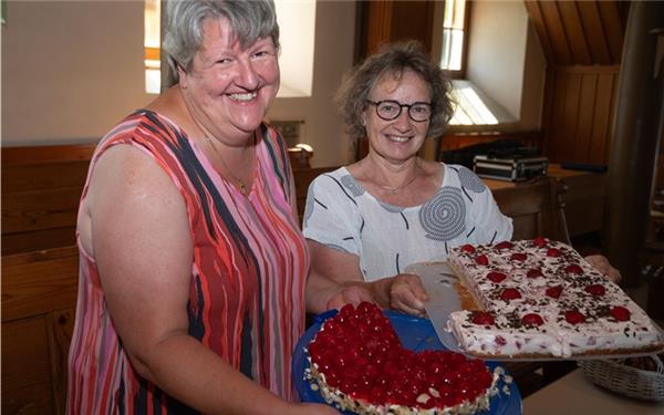 Zu solchen Leckereien kann man nur strahlen(Birgit Sindlinger/links und Sibylle Ott beim Erdbeerfest der evangelischen Kirchengemeinde Mötzingen) GB-Foto: Schmidt