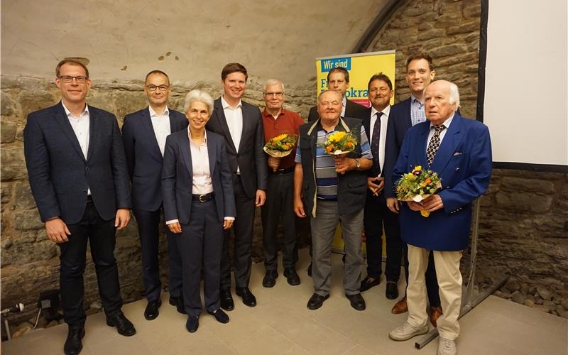 Die Liberalen sind jetzt im Schwabenalter Zum 40-jährigen Bestehen des FDP-Ortsverbands gab es auch Ehrungen. Links Herrenbergs Finanzbürgermeister Stefan Metzing, Dritte von links dieBundestags-AbgeordneteMarie-Agnes Strack-Zimmermann, rechtsdaneben ihrBöblinger Kollege Dr. Florian Toncar GB-Foto: gb