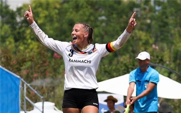 Zum Abschluss des Faustball-Turniers durfte Ann-Kathrin Motteler bei den World Games im chinesischen Chengdu mit dem deutschen Team über die Bronzemedaille jubeln. GB-Foto: Spille