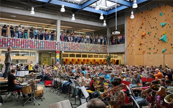 Zum Abschluss wurde in der Theodor-Schüz-Realschule nochmals gemeinsam musiziert. GB-Foto: gb