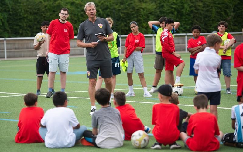 Zum Besuch bei der Waldhaus Jugendhilfe gehörte auch ein Training mit Guido Buchwald. GB-Foto: Schmidt