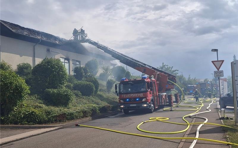 Großbrand in Calwer Supermarkt: Feuerwehr im Dauereinsatz