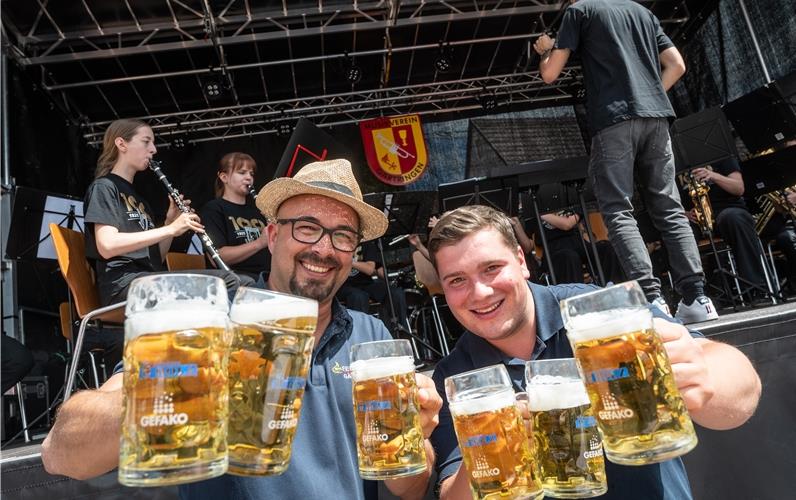 Zum Jubiläumsfest ein Jubiläumsbier: Michael Gutmann und Luca Müller stoßen an.GB-Foto: Schmidt