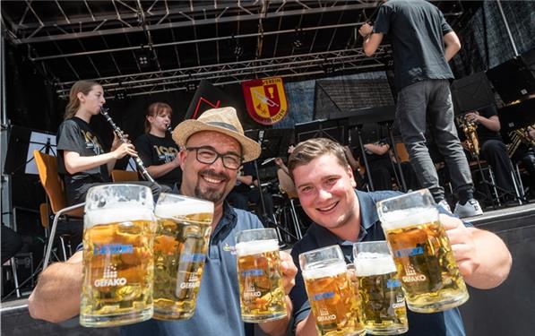 Zum Jubiläumsfest ein Jubiläumsbier: Michael Gutmann und Luca Müller stoßen an.GB-Foto: Schmidt