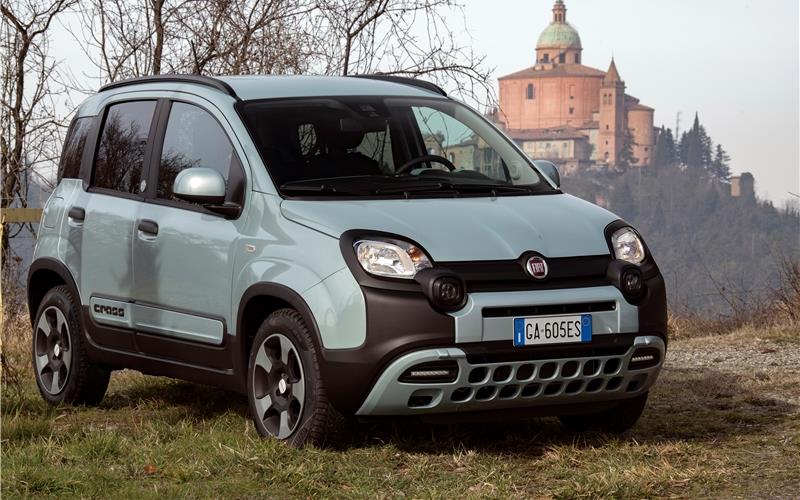 Zum Marktstartin einer besonderen Farbe: Der neue Fiat Panda HybridGB-Fotos: gb