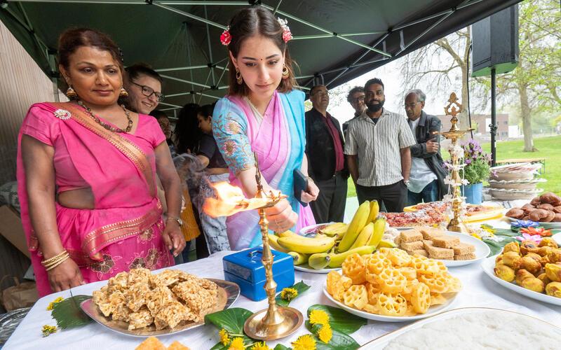 Zum Neujahrsfest der Tamilen und Singhalesen gehört auch das Entzünden der Öllampen. GB-Foto: Vecsey