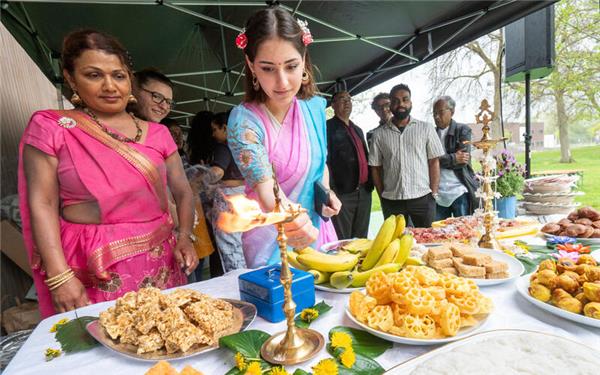 Zum Neujahrsfest der Tamilen und Singhalesen gehört auch das Entzünden der Öllampen. GB-Foto: Vecsey