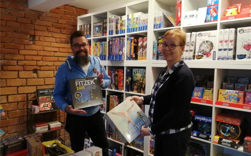 papyrus Zum Spielenist immer die richtige Zeit, doch Herbst und Winter sind dafür besonders gut geeignet. Gerade rechtzeitig hat dafür Papyrus Spiele & Bücher in der Stuttgarter Straße in Herrenberg eröffnet. „Einfach, weil wir Spaß daran haben und mit einem vielfältigen Angebot für die Kunden die Attraktivität von Herrenberg steigern wollen!“, sagt Gertrud Löbling, die Inhaberin. Schon seit 14 Jahren führt sie die Papyrus-Buchhandlung in der Hindenburgstraße. Jetzt haben sie und ihr Mitarbeiter Andreas Koch sich entschlossen, in der Stuttgarter Straße, in den Räumen der ehemaligen Kolibri-Buchhandlung, zu expandieren. „Comics, Mangas und Fantasy sind Genre, die mich begeistern“, berichtet Andreas Koch und „Spiele sind in und machen Spaß!“ Im Buchladen in der Hindenburgstraße ist aber nicht genügend Platz für eine Erweiterung des Sortiments. Im neuen Laden gibt es daher jetzt eine umfangreiche Auswahl an Spielen für kleine und große Leute, Karten- und Brettspiele, Exit Games, Comics, Mangas sowie Fantasy-Literatur für Jugendliche und Erwachsene. Ebenso gibt es To-nies, Bilderbücher und Kinderbücher und immer die aktuellen Bestseller. In der Zukunft plant das Papyrus-Team Neuheiten an Spieleabenden vorzustellen und auszuprobieren.GB-Foto: gb
