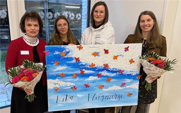 Zum einjährigen Bestehen der Kita Flugzwerge überreicht die Kita-Leitung der KVSW-Projektleitung ein mit Eltern, Kindern und Fachkräften gestaltetes Jubiläums-Gemälde (von links): Kerstin Franz (KVSW-Projektleitung), Laura Mauthe (stellvertretende Kita-Leitung), Lynn Kutter (Leiterin), Anne-Lena Stierle (KVSW-Projektleitung). GB-Foto