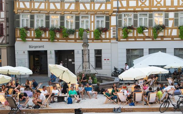 Zum fünften Mal fand im vergangenen Jahr der „StrandSommer“ des Stadtmarketing-Vereins auf dem Herrenberger Marktplatz statt. 59 Programmpunkte sorgten für Abwechslung in den rund sechs Wochen.GB-Foto (Archiv): Schmidt