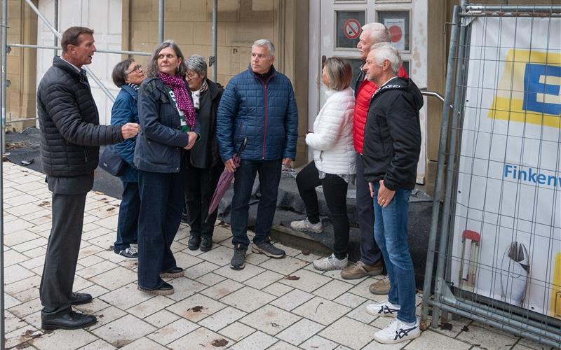 Zum letzten Mal informierte Bürgermeister Ingolf Welte (links) interessierte Bürger über Neuigkeiten aus dem Ort. GB-Foto: Schmidt
