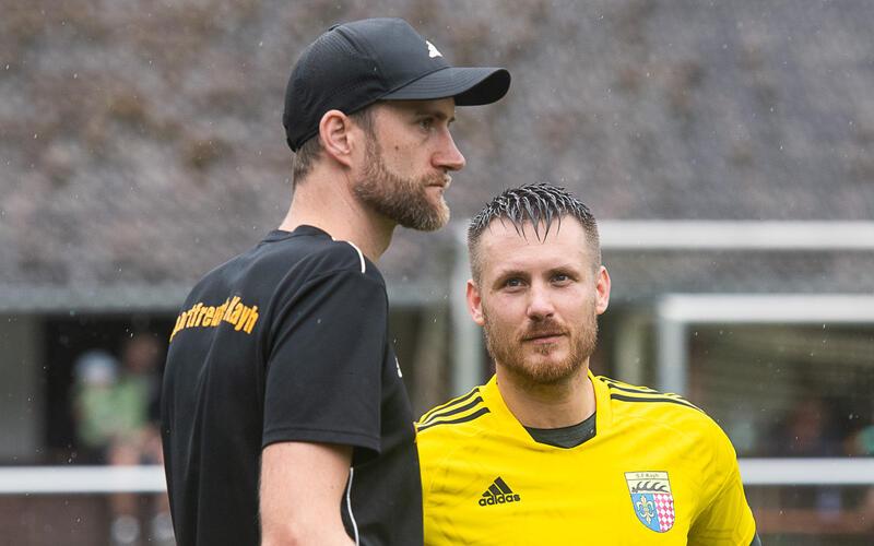 Zum maximalen Erfolg hat es zum Ende der B-Liga-Saison nicht gereicht: Das Trainergespann der SF Kayh, Arne Bauer (links) und Jens Egeler, geht im nächsten Spieljahr getrennte Wege. GB-Foto: Schmidt