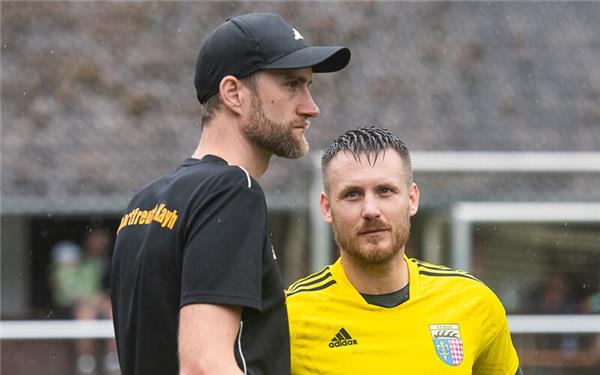 Zum maximalen Erfolg hat es zum Ende der B-Liga-Saison nicht gereicht: Das Trainergespann der SF Kayh, Arne Bauer (links) und Jens Egeler, geht im nächsten Spieljahr getrennte Wege. GB-Foto: Schmidt