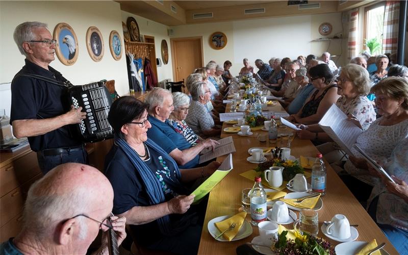 Zum vierten Mal sangen die Mötzinger Senioren beim Feriensingen im Schützenhaus bei Bondorf. GB-Foto: Schmidt