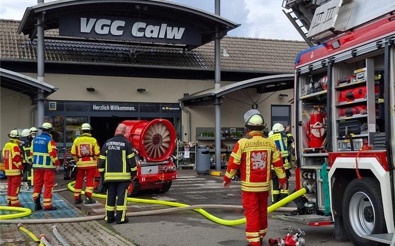 Großbrand in Calwer Supermarkt: Feuerwehr im Dauereinsatz