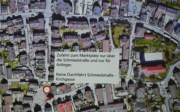 Zur Beruhigung des Marktplatzes soll die Durchfahrt von der Kirchstraße in die Schmiedstraße gesperrt werden. GB-Foto: Reichert