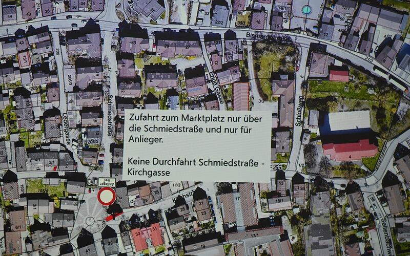 Zur Beruhigung des Marktplatzes soll die Durchfahrt von der Kirchstraße in die Schmiedstraße gesperrt werden. GB-Foto: Reichert