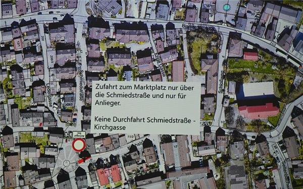 Zur Beruhigung des Marktplatzes soll die Durchfahrt von der Kirchstraße in die Schmiedstraße gesperrt werden. GB-Foto: Reichert
