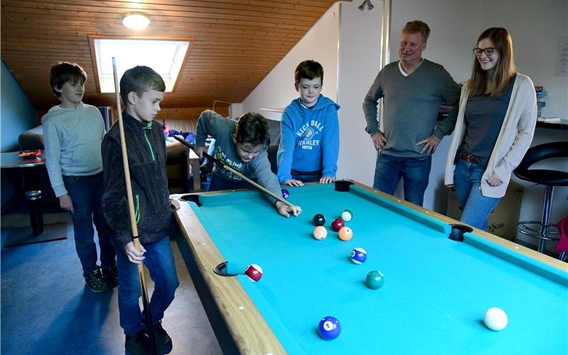 Wettbewerb soll einen neuen Namen bringen Zuschauer beim Billardspiel: Jugendtreff-Leiterin Annabelle Breuninger und Jugendreferent Harry Sommer (von rechts)GB-Foto: Holom