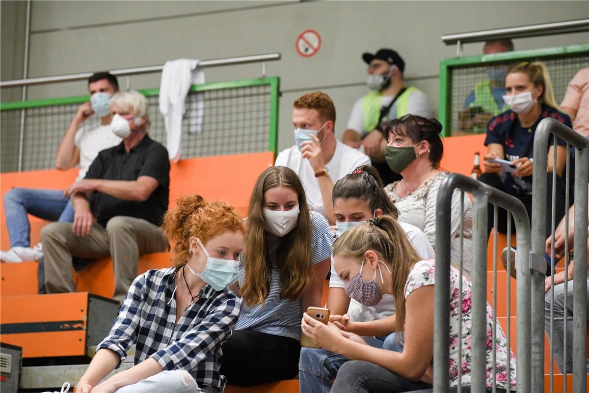 Zuschauer mit Maske auf der Tribuene, HSG Freiburg Red Sparrows vs. SG H2Ku Herr...