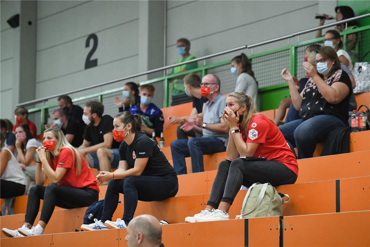 Zuschauer mit Maske auf der Tribuene, HSG Freiburg Red Sparrows vs. SG H2Ku Herr...