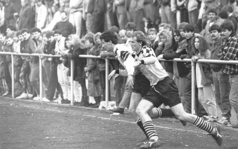 Zuschauermassen, wie sie der Kayher Sportplatz schon lange nicht mehr gesehen hat: Wie hier 1992 (Zweikampf zwischen Oliver Mayer, FVM, und Alexander Braitmaier, SFK) schauten nicht selten 300, 400 Zuschauer dem Schönbuch-Derby zu. GB-Foto: Schmidt