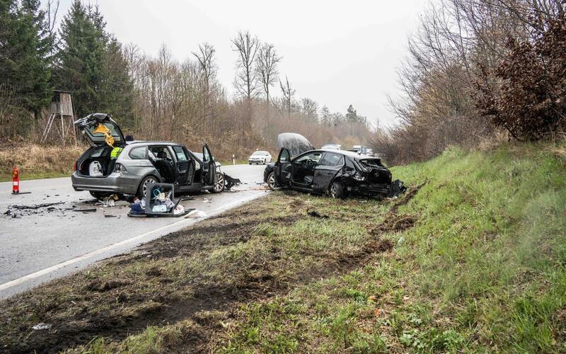 Zwei Autos kollidierten auf der B464 bei Böblingen. GB-Foto: SDMG/Dettenmeyer