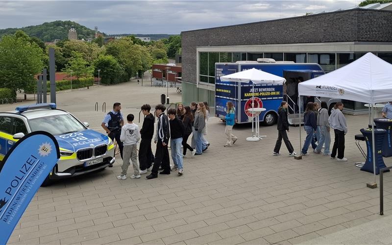 Zwei Einstellungsberater der Polizei stehen den Schülern Rede und Antwort. GB-Foto: gb