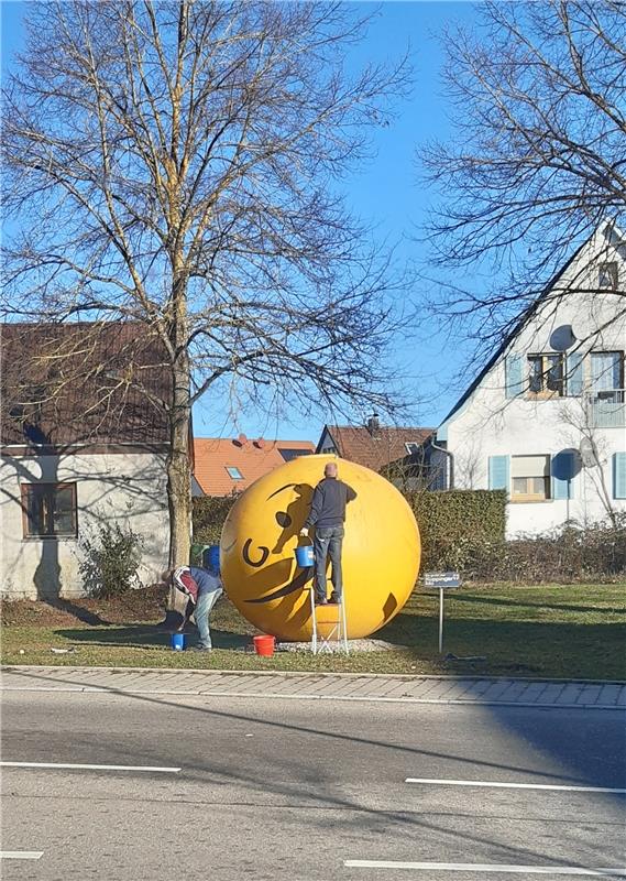 Zwei Kuppinger beim "Rausputzen" ihres Mondes kurz vor Weihnachten: Margret Bers...