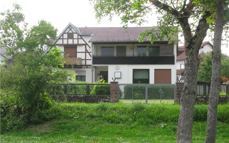 Zwei Mehrfamilienhäuser sollen dort gebaut werden, wo derzeit noch der „Gärtringer Hof“ steht. GB-Foto: Bäuerle