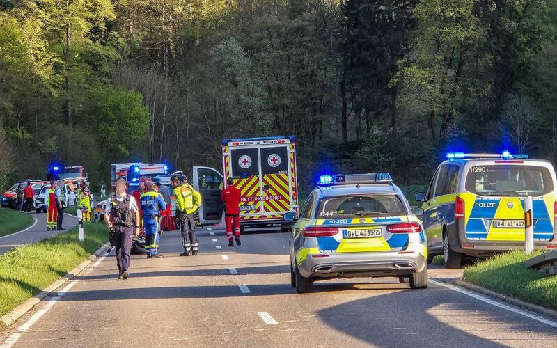 Zwei Motorradfahrer nach Überholmanöver schwer verletzt