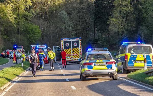 Zwei Motorradfahrer nach Überholmanöver schwer verletzt