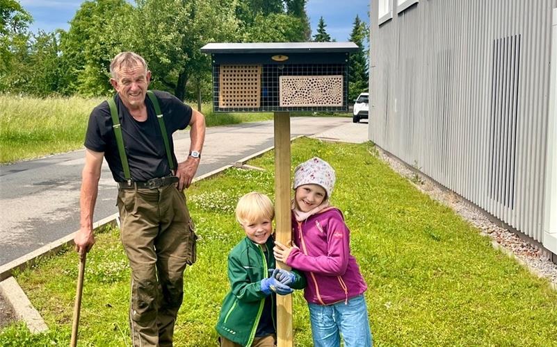 Zwei OGV-Jungmitglieder beim Aufstellen des Insektenhotels. GB-Foto: gb