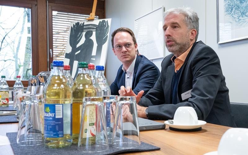 Zwei Oberbürgermeister, die teilweise mit denselben Problemen kämpfen, auch wenn ihre Städte unterschiedliche Voraussetzungen haben: Herrenbergs OB Nico Reith mit seinem Tübinger Kollegen Boris Palmer (rechts) beim Besuch in der „Gäubote“-Redaktion. GB-Fotos: Vecsey