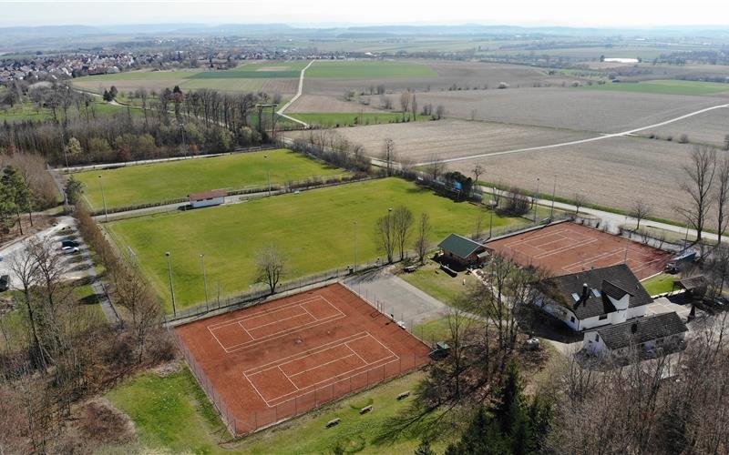 Zwei Rasenplätze, vier Tennis-Spielfelder und ein eigenes Sportheim (rechts unten) muss der TV Nebringen unterhalten GB-Foto (Archiv): Steffen Bartl