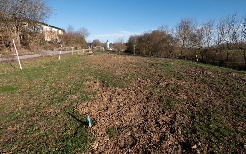 Zwei Wohngebäude mit 19 Mitarbeiterwohnungen sollen hier entstehen. GB-Foto: Vecsey