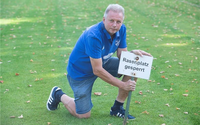 Zwei bis drei Stunden täglich kostet Jürgen Strohäcker die Pflege des Rasenplatzes. Und manchmal gab es auch schon unschöne Überraschungen, zum Beispiel ein Wildschweinbesuch. Foto: Schmidt