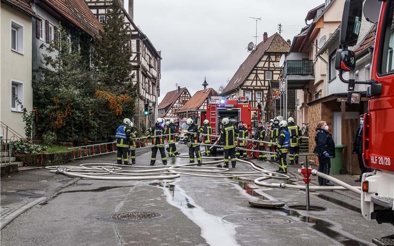 Zwei leicht verletzte Bewohner nach Brand in Dachgeschoss