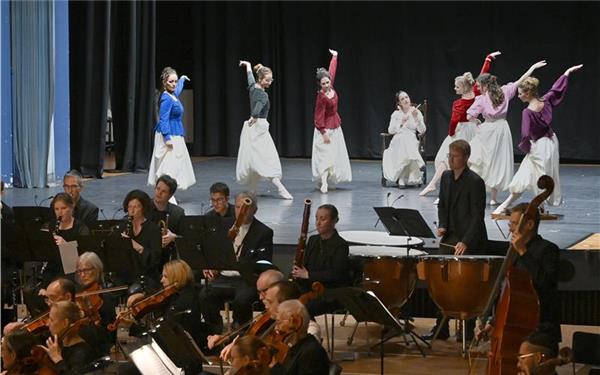 Zwei verschiedene und doch so eng verknüpfte Welten trafen am Sonntagabend in der Stadthalle aufeinander. GB-Foto: Holom