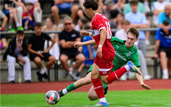 Zweikampfszene im Halbfinalspiel des Bitzer-Cups in Ergenzingen: Gladbachs Ben Schiffer (rechts) klärt vor dem heranstürmenden Tuncay Durna (VfB Stuttgart). Am Ende gewann Borussia mit 2:1 über den VfB-Nachwuchs. GB-Foto: Eibner/Andreas Ulmer