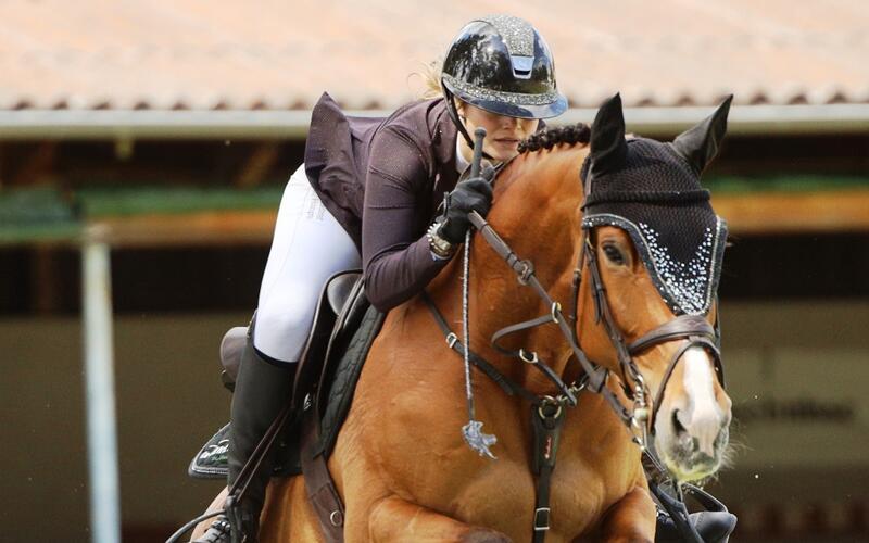 Zweisterne-S-Finalsiegerin: Die Tailfinger Springreiterin Anastasia Wetzstein (23/TV RG Gültstein) gewinnt auf Galita den Großen Preis von Öhringen.GB-Foto: Häusler