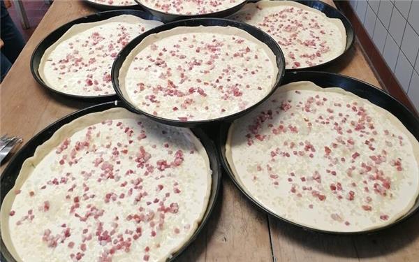 Zwiebelstecklinge und Brote für die Diakon-Stelle