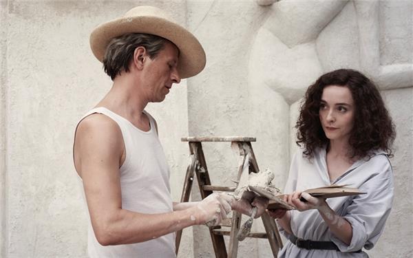 Zwischen Kunst, Leidenschaft und inneren Dämonen muss sich eine britisch-mexikanische Künstlerin und Ex-Geliebte von Max Ernst in einer Welt voller Umbrüche behaupten.GB-Foto: Mirjam Kluka/Dragonfly Films/Alamode Film