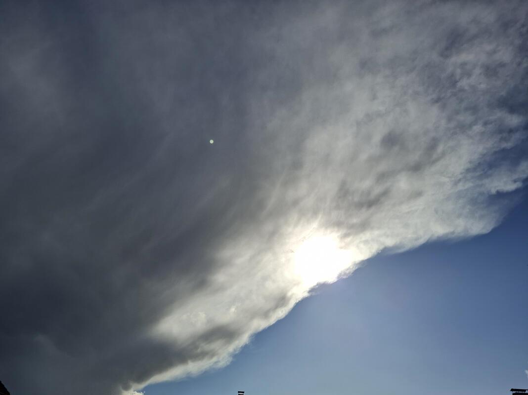 Zwischen Licht und Schatten. Eine schwere Wolke schiebt sich vor die Sonne – und...