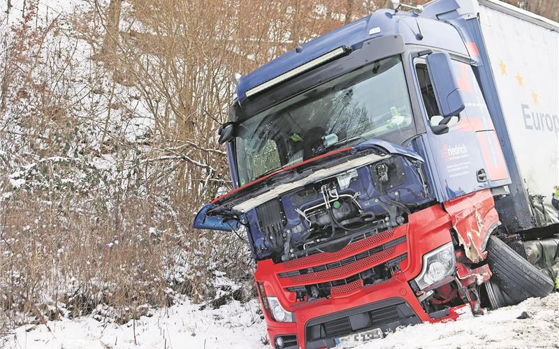 Zwischen Nagold und Mötzingen prallte ein VW-Kastenwagen gegen einen Lastzug.GB-Fotos: SDMG/Dettenmeyer