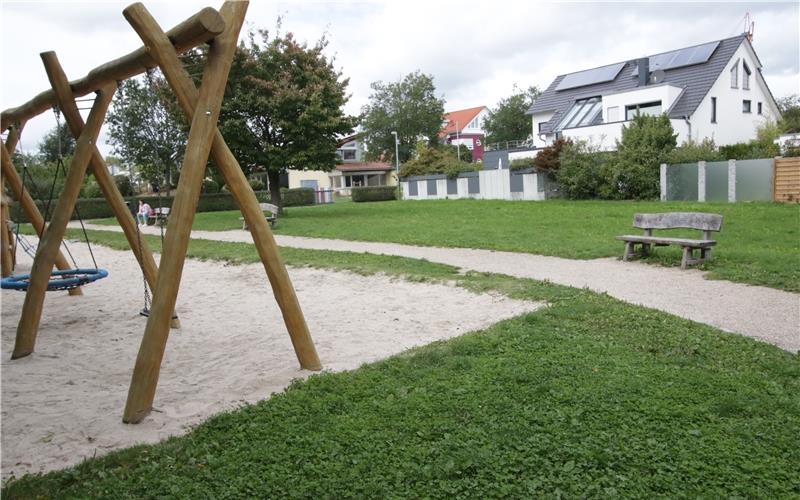 Zwischen Spielplatz und Wohnbebauung soll die Containeranlage gebaut werden. GB-Foto: Bäuerle