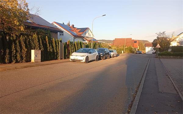 Zwischen den Einmündungen in die Schlossstraße und in den Heckenrosenweg sollen fünf Baumquartiere angelegt werden. GB-Foto: gb
