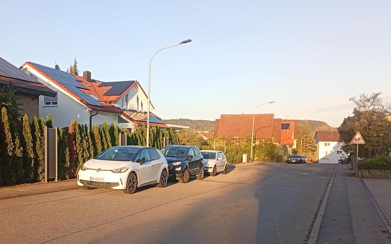 Zwischen den Einmündungen in die Schlossstraße und in den Heckenrosenweg sollen fünf Baumquartiere angelegt werden. GB-Foto: gb